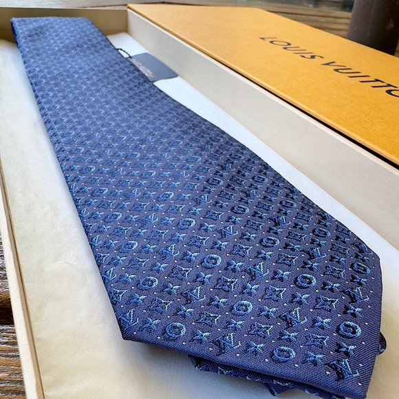 🔥LV HOLIDAY 25’🔥🆕💯LOUIS VUITTON LIMITED KNIGHT BLUE 3D-MONOGRAM MOTIF TIE🔥RARE✨ - Picture 3 of 17